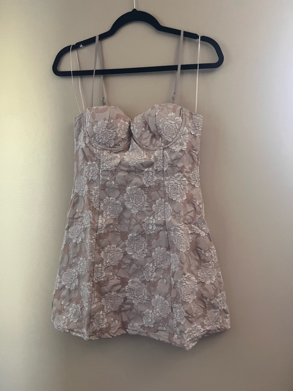 NWT Windsor champagne with white beautiful embroidered flowers mini dress small